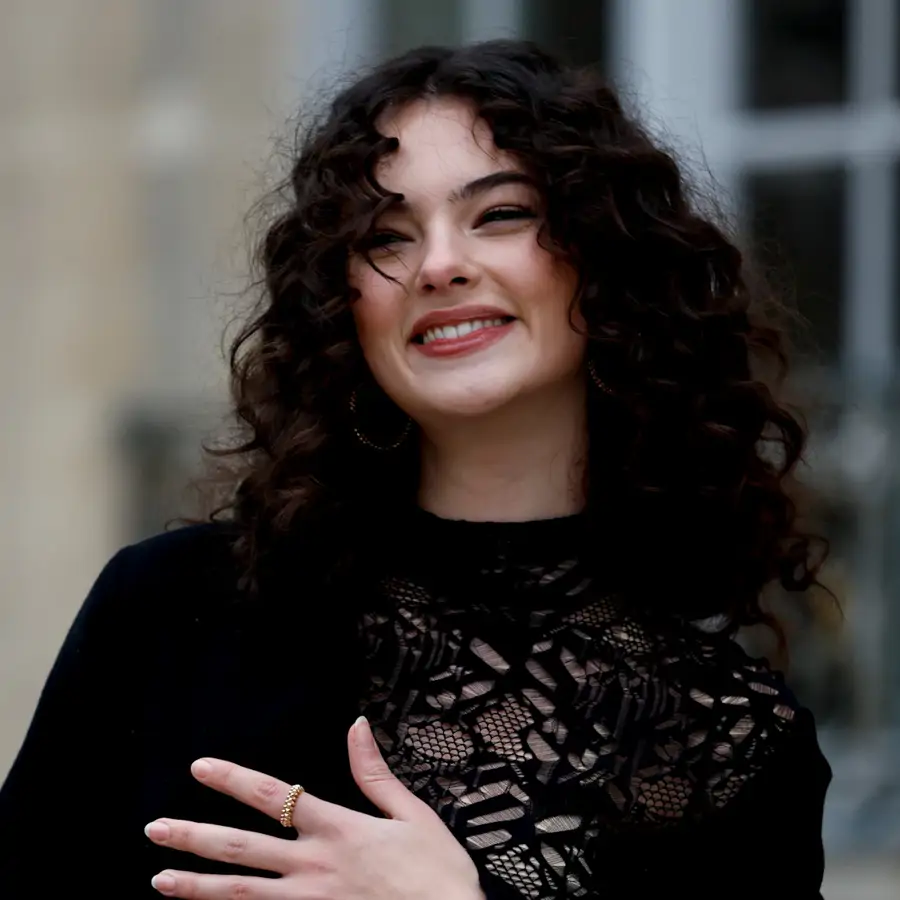 colores de pelo que favorecen al cabello rizado y son tendencia en 2025