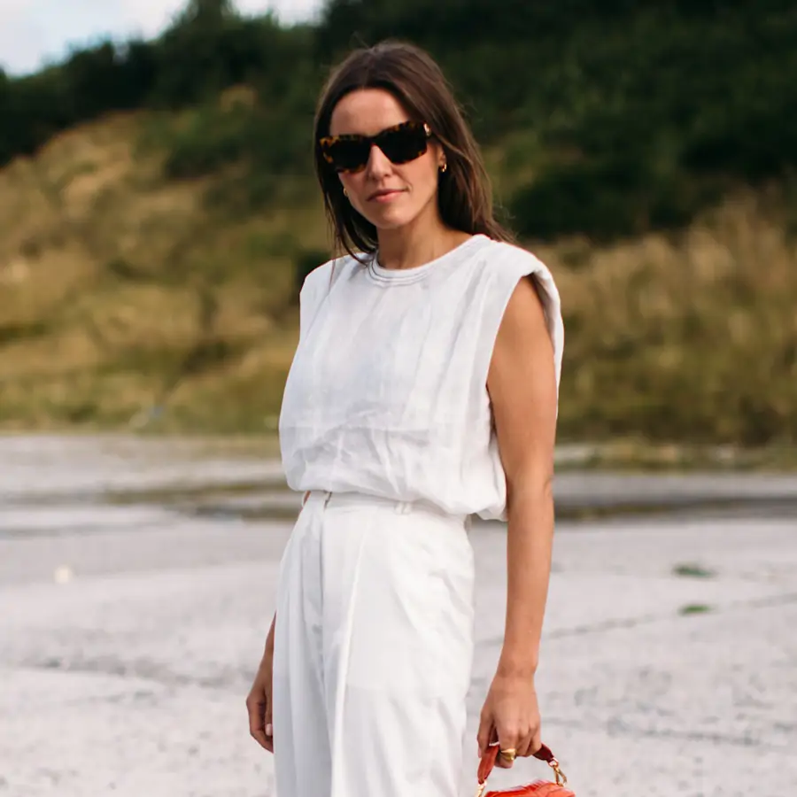 De las zapatillas minimalistas hasta las clásicas cuñas de esparto: los zapatos perfectos para combinar tus pantalones de lino este verano