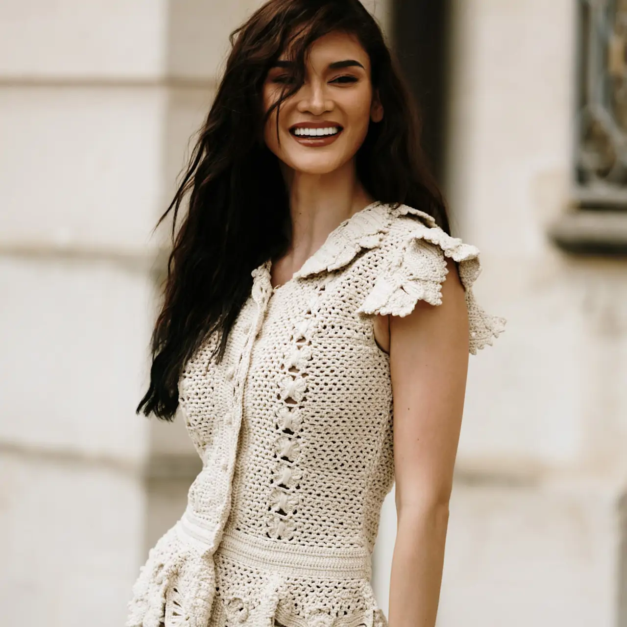 mujer con top de crochet