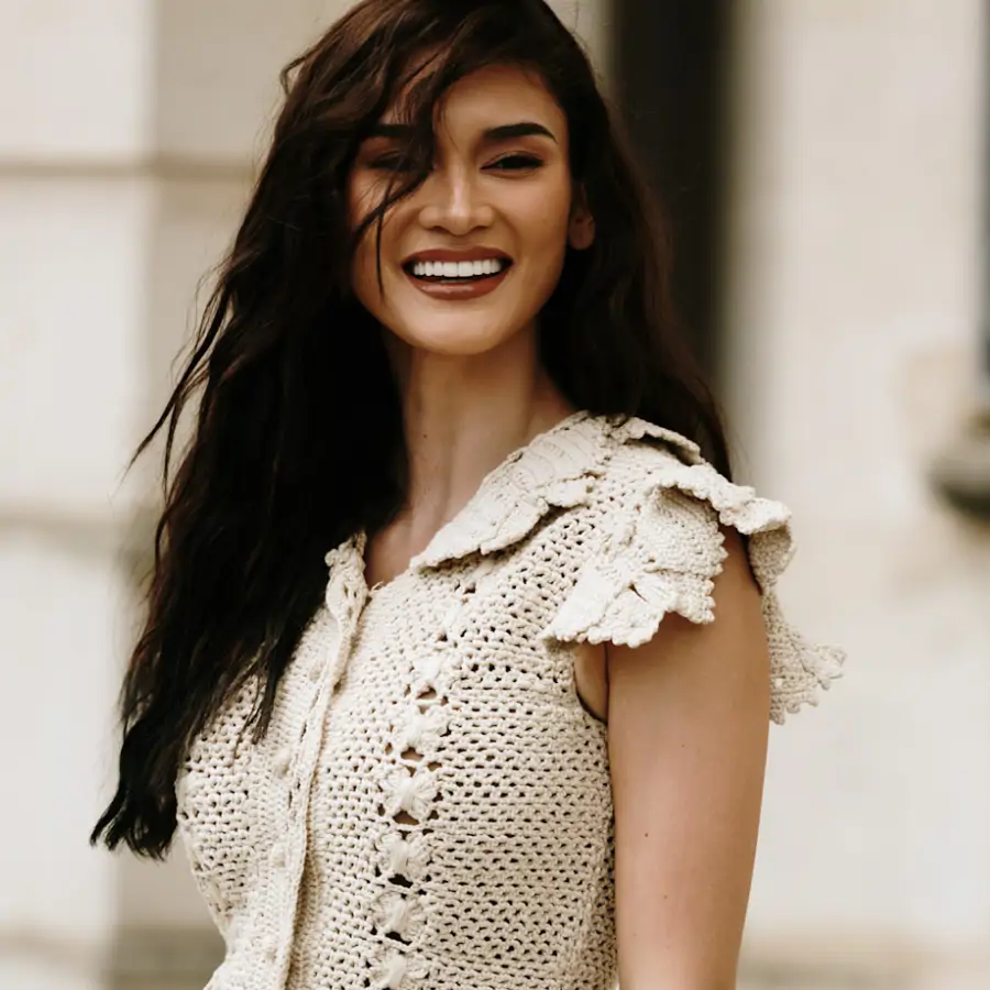 mujer con top de crochet