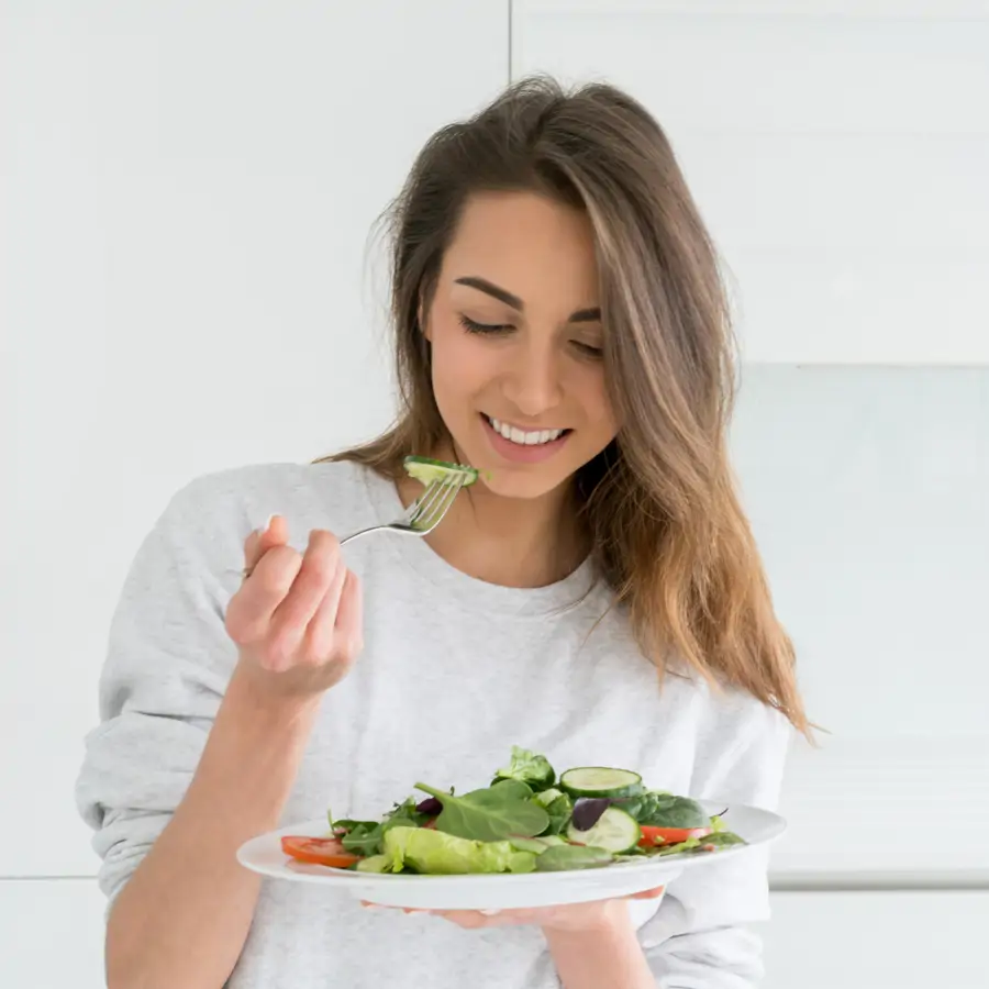 10 ideas de cenas muy fáciles que ayudan a adelgazar (de lunes a domingo) recomendadas por una doctora en Biomedicina