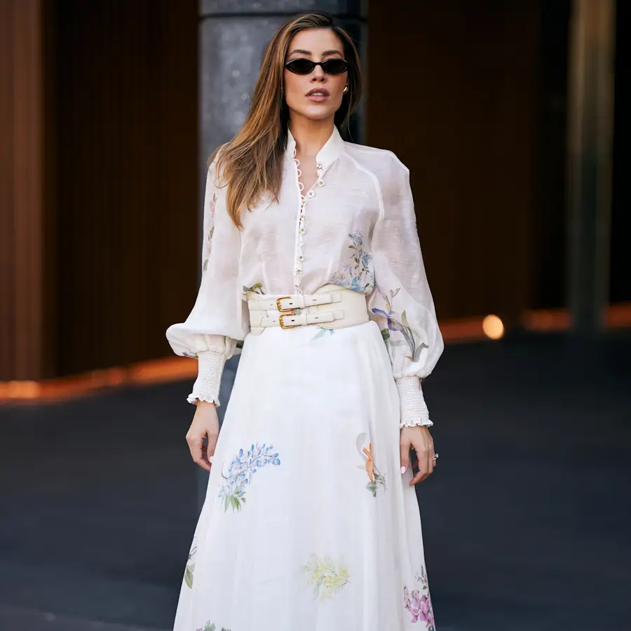 Adiós a los vestidos de Zara en Madrid: las "pijitas" de la capital prefieren estas faldas largas estampadas que combinan con blusa blanca