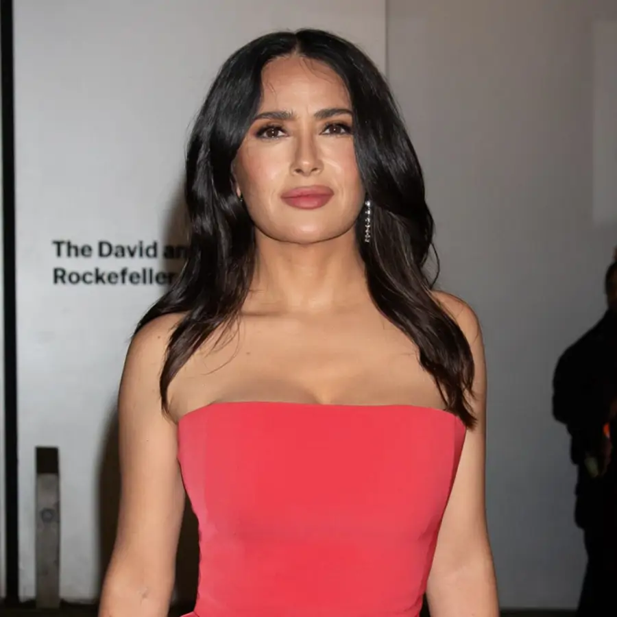 Salma Hayek, actriz mexicana (57 años): "Mi abuela hacía una crema de retinol mucho antes que nadie. También usaba aloe vera, glicerina y vitamina E, ingredientes que todavía usamos."