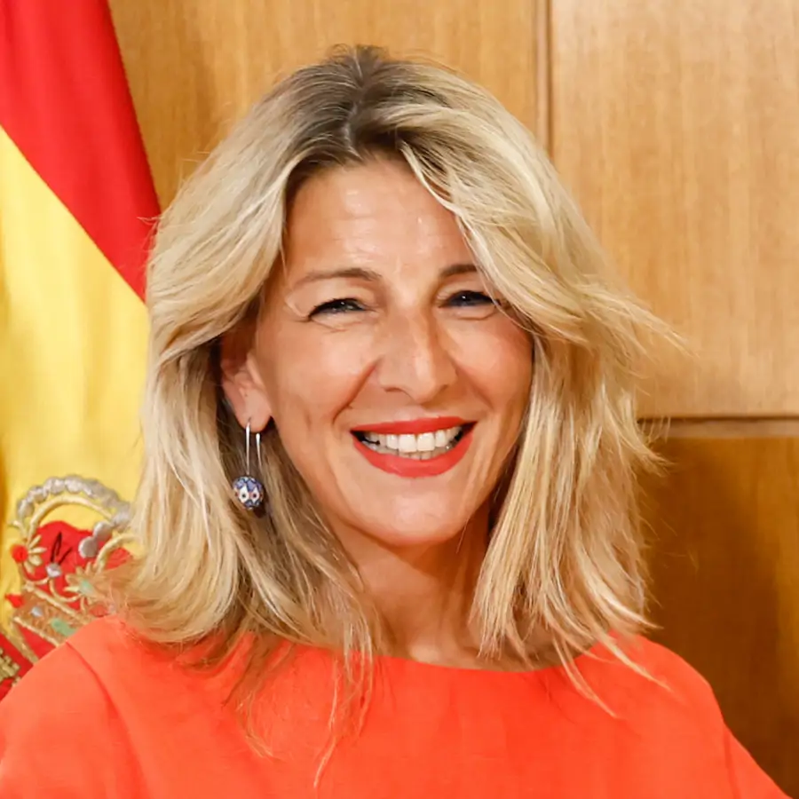 Cindy Hattersley, estilista de mujeres +50, sobre el escote palabra de honor de Yolanda Díaz: "Afortunadamente, nuestros hombros no envejecen como el resto de nosotras"