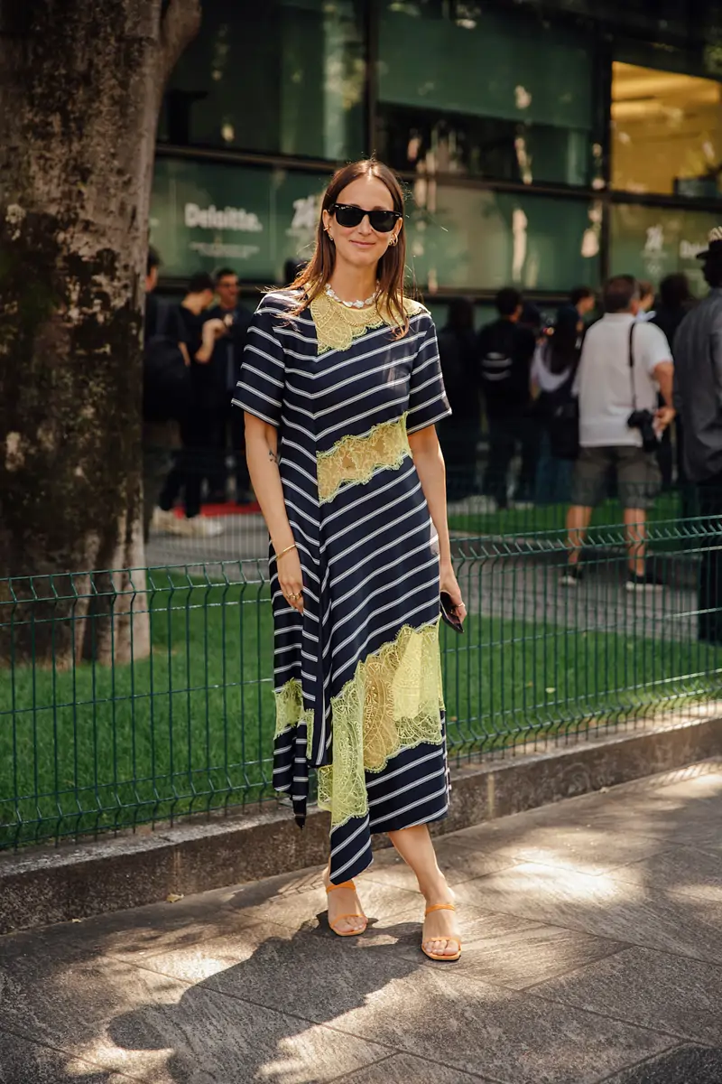mujer con sandalias