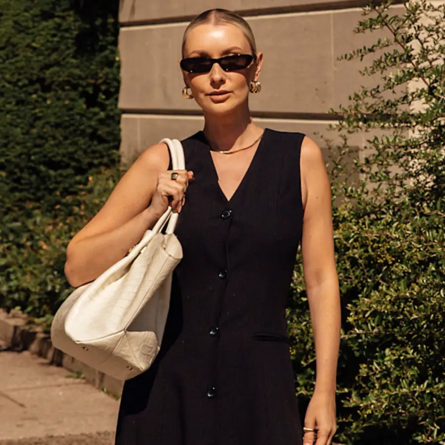 mujer con vestido negro 