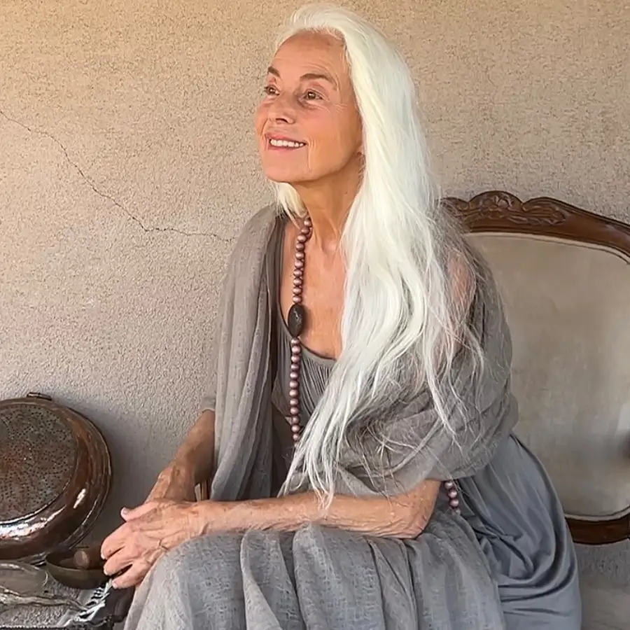 Yazemeenah Rossi, modelo de 69 años: "Tuve mi primer cabello plateado a los once y nunca se me ocurrió teñirme. Para mí era mágico, un verdadero tesoro; siempre abracé mi cabello"