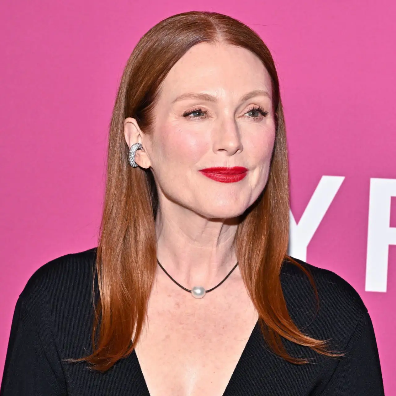 adjunta julianne moore