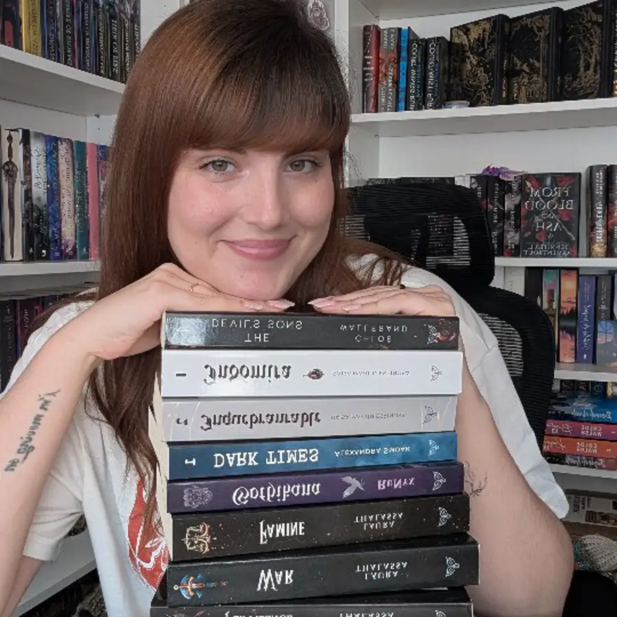 Me he leído más de 100 libros de fantasía romántica y ‘Sangre y Acero’ es de los que más he disfrutado últimamente: para fans de 'Alas de Sangre' y 'Acotar'