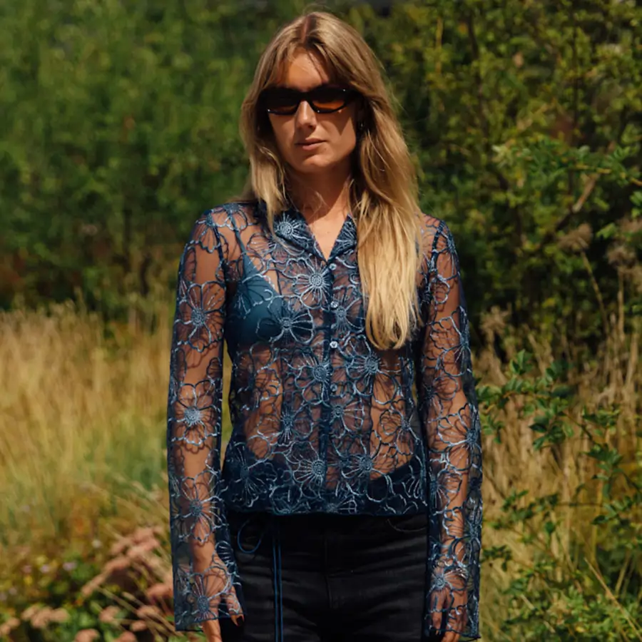 mujer con blusa transparente