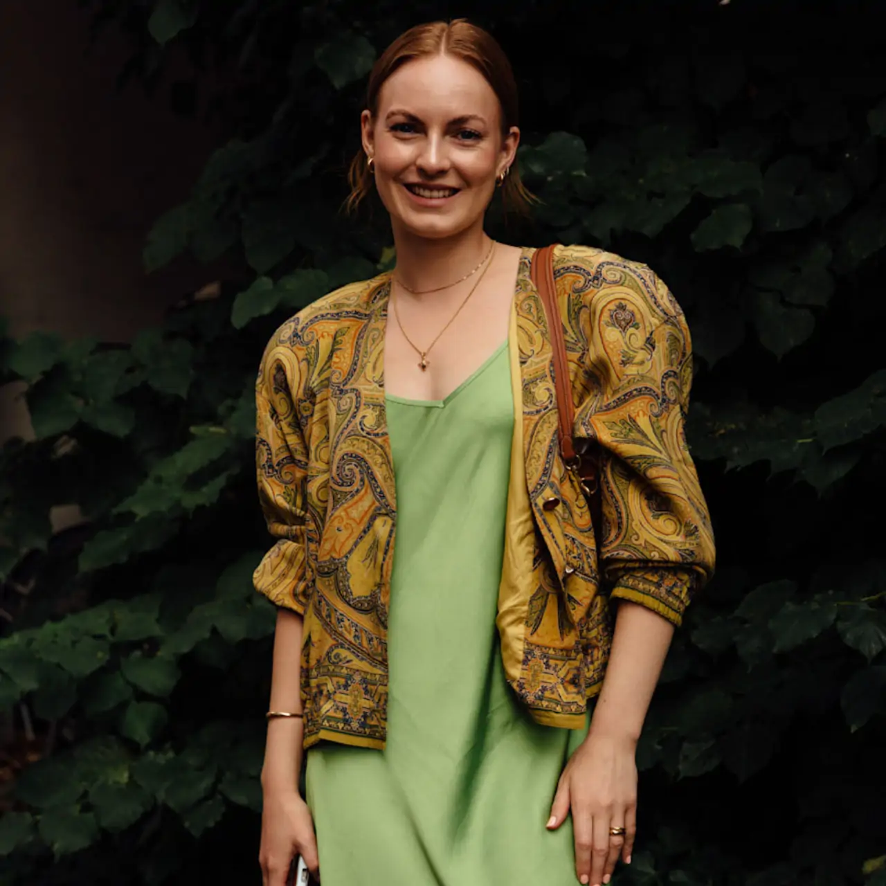 mujer con vestido verde
