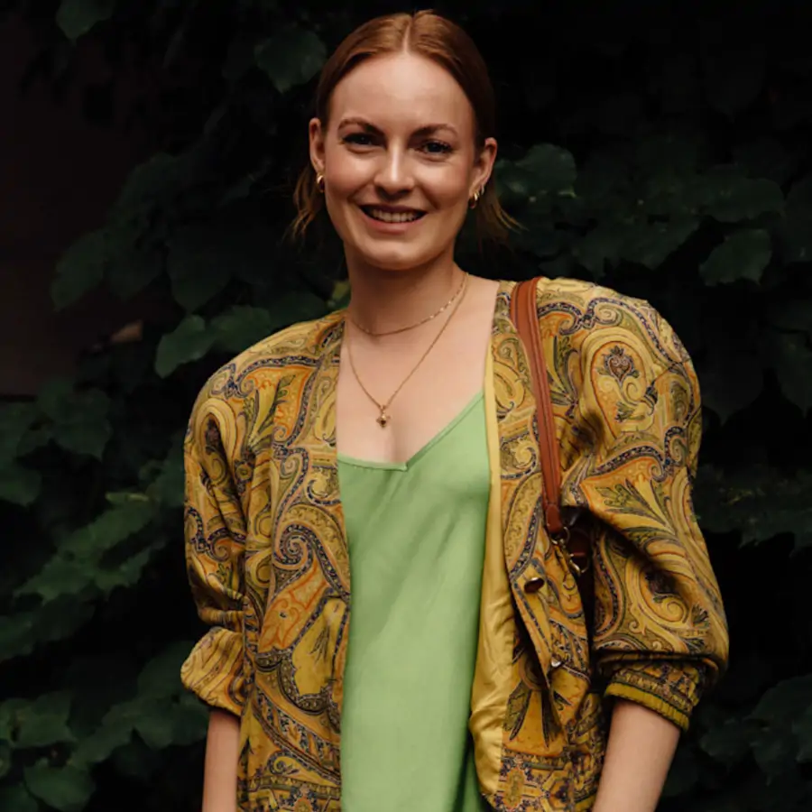 mujer con vestido verde