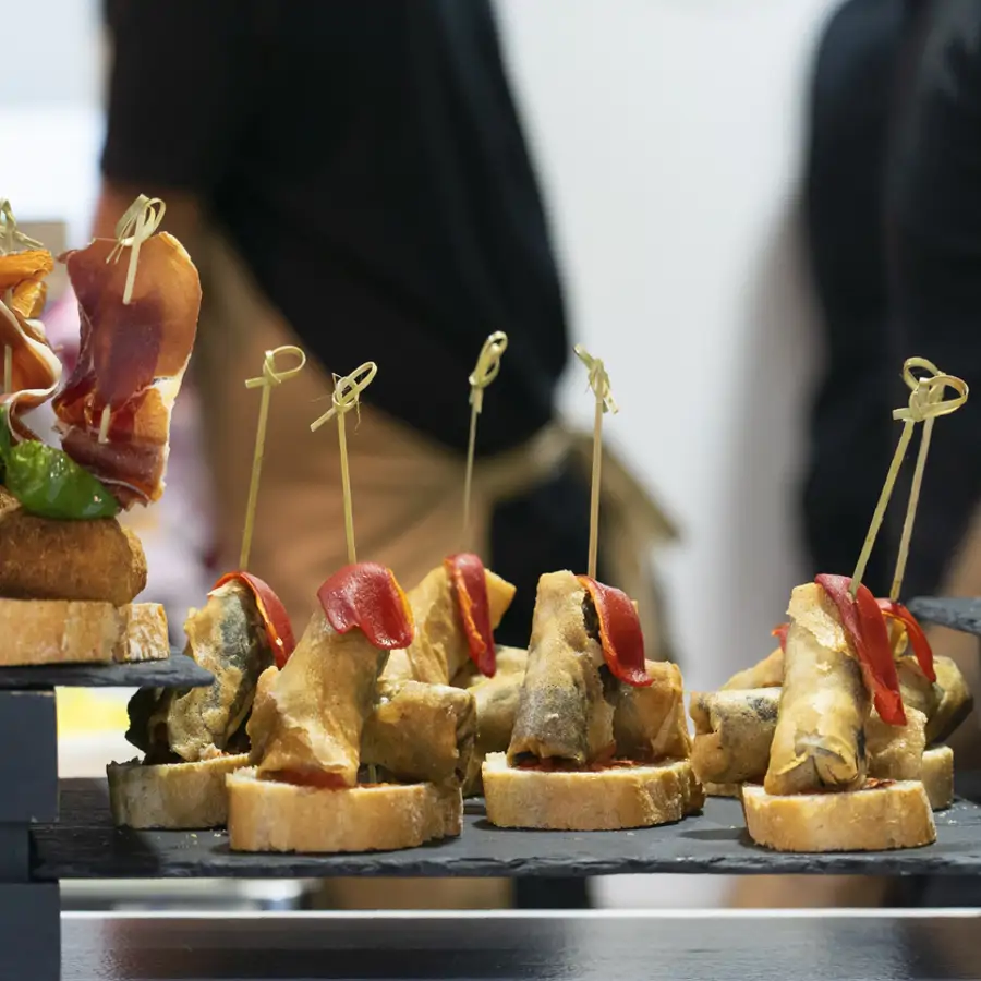 Jonah Miller, chef de Nueva York con restaurante vasco: "Los bares de tapas y pinxtos de toda la vida son simplemente geniales. La comida, sencilla y sabrosa"