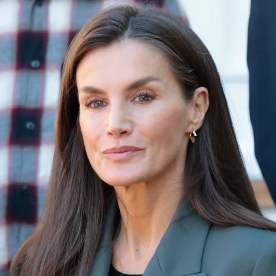 Un 10 para el traje de lino de Mango que la Reina Letizia ha combinado con merceditas de charol: elegante, en tendencia y versátil  