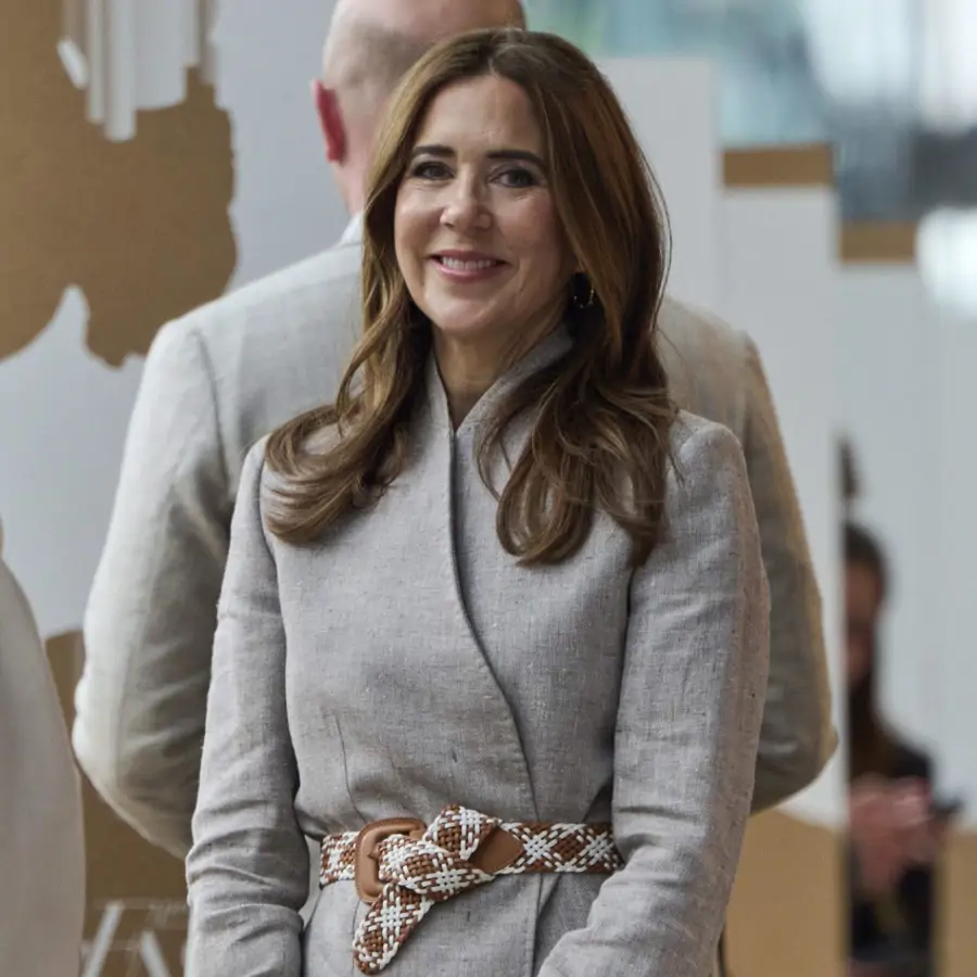 Los pantalones cortos de lino de Mary de Dinamarca son la tendencia más elegante para vestir fresquita y elegante pasados los 50
