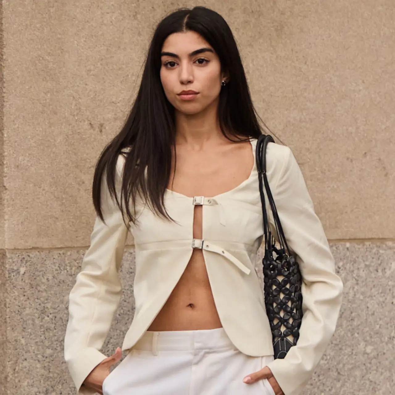 mujer con bermudas blancas 