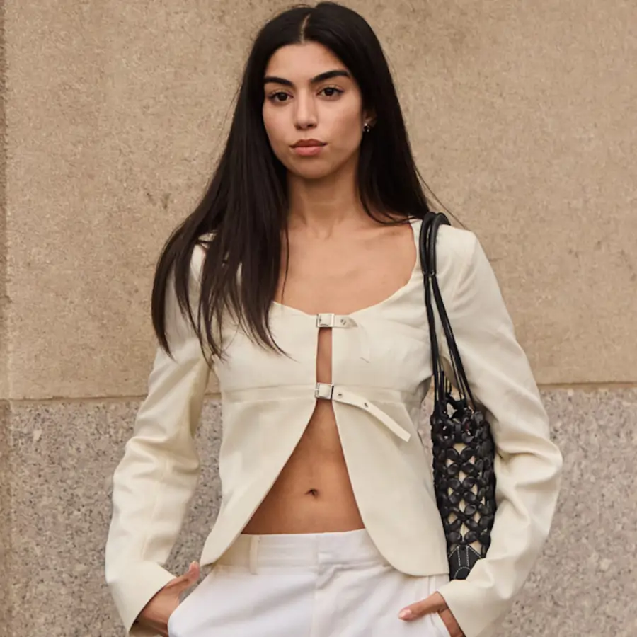 Cambiamos los pantalones vaqueros por estas bermudas blancas de lino de Zara: son fresquitas, cómodas y versátiles