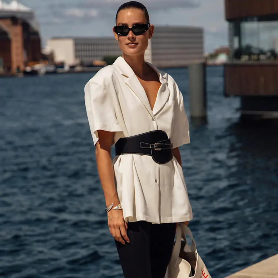 Vuelven a Punto Roma los pantalones pirata de los 90 que ya llevaron Audrey Hepburn y Brigitte Bardot: son elegantes y estilizan más que las bermudas 