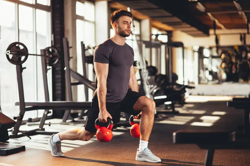 ejercicios con pesa rusa kettlebell lunge