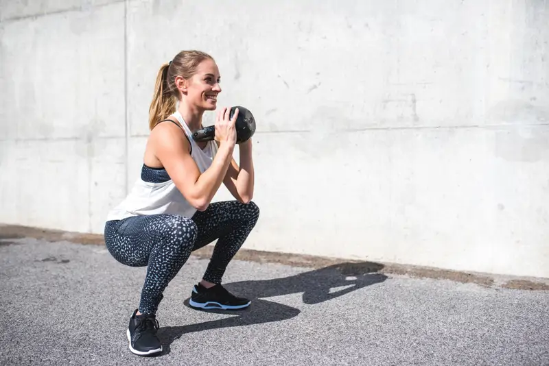 ejercicios con pesa rusa kettlebell sentadilla