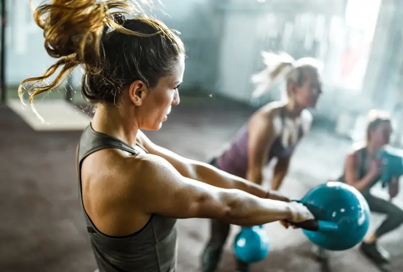ejercicios con pesa rusa kettlebell swing