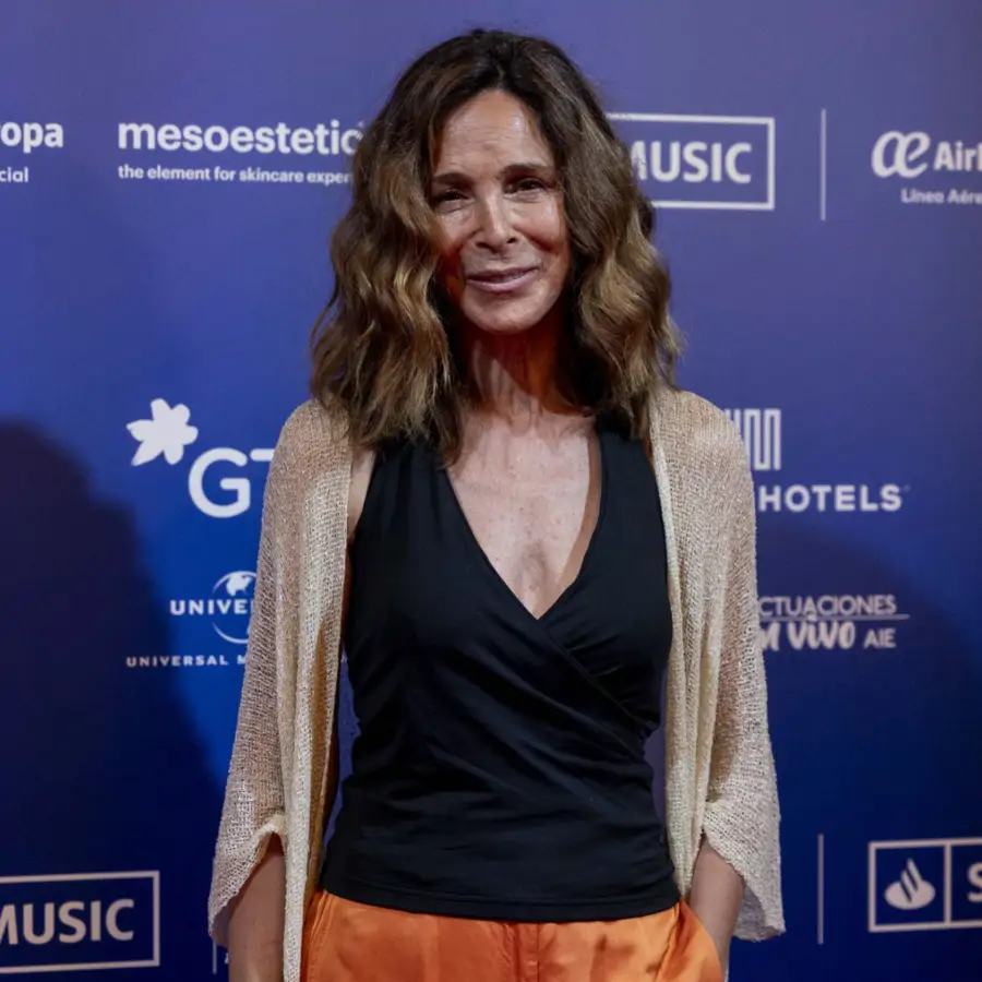 Los pantalones satinados que Lydia Bosch lleva con zapatillas "tipo Skechers" para ir de concierto son los más cómodos y elegantes a los 60