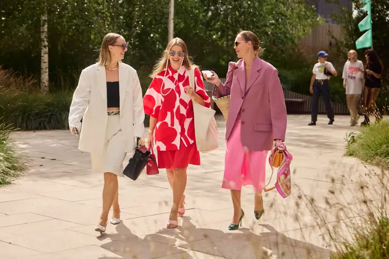 mujeres con ropa de primavera