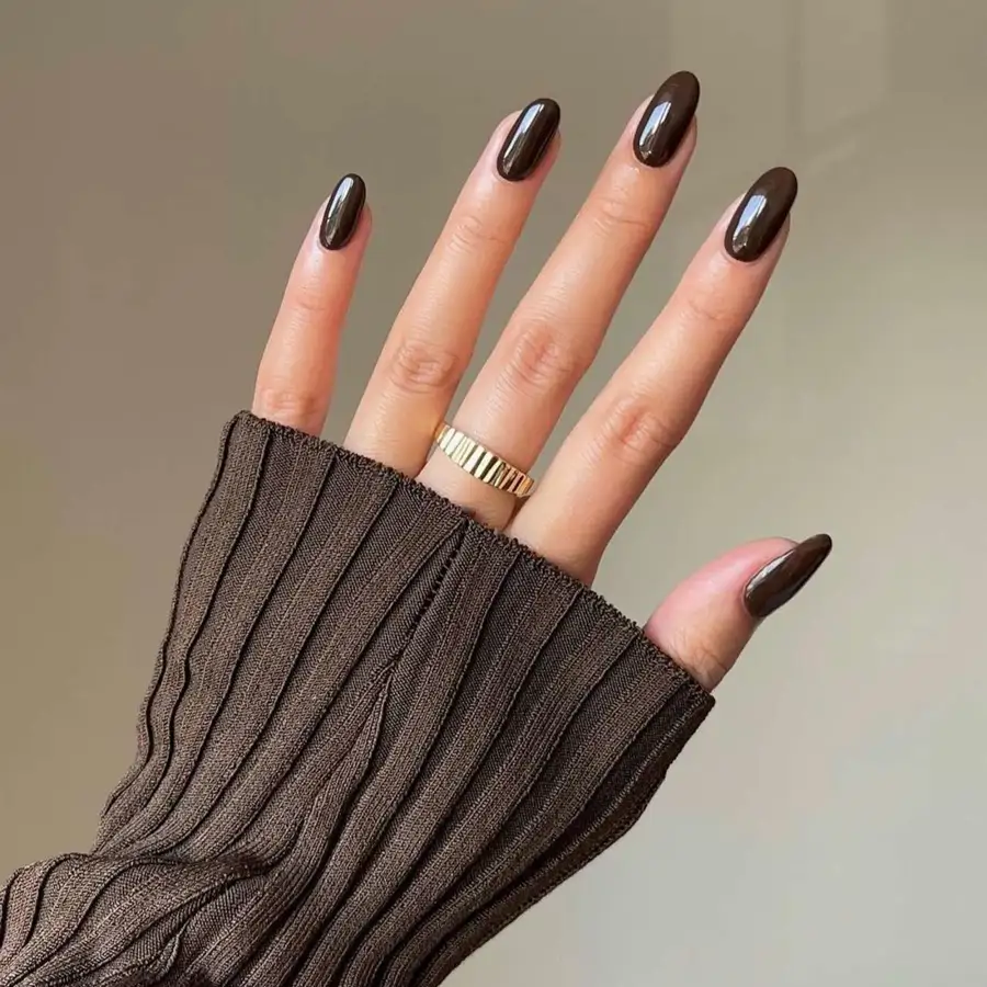 Desde tonos elegantes hasta la reinvención de los clásicos y técnicas de vanguardia: todas las tendencias en uñas para otoño 2025 
