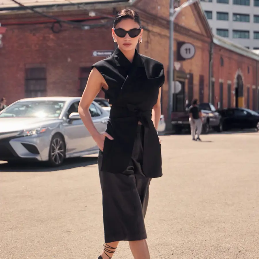 Ayer llegaron a Zara las bermudas de lino elegantes que disimulan barriga y llevaremos con alpargatas en verano