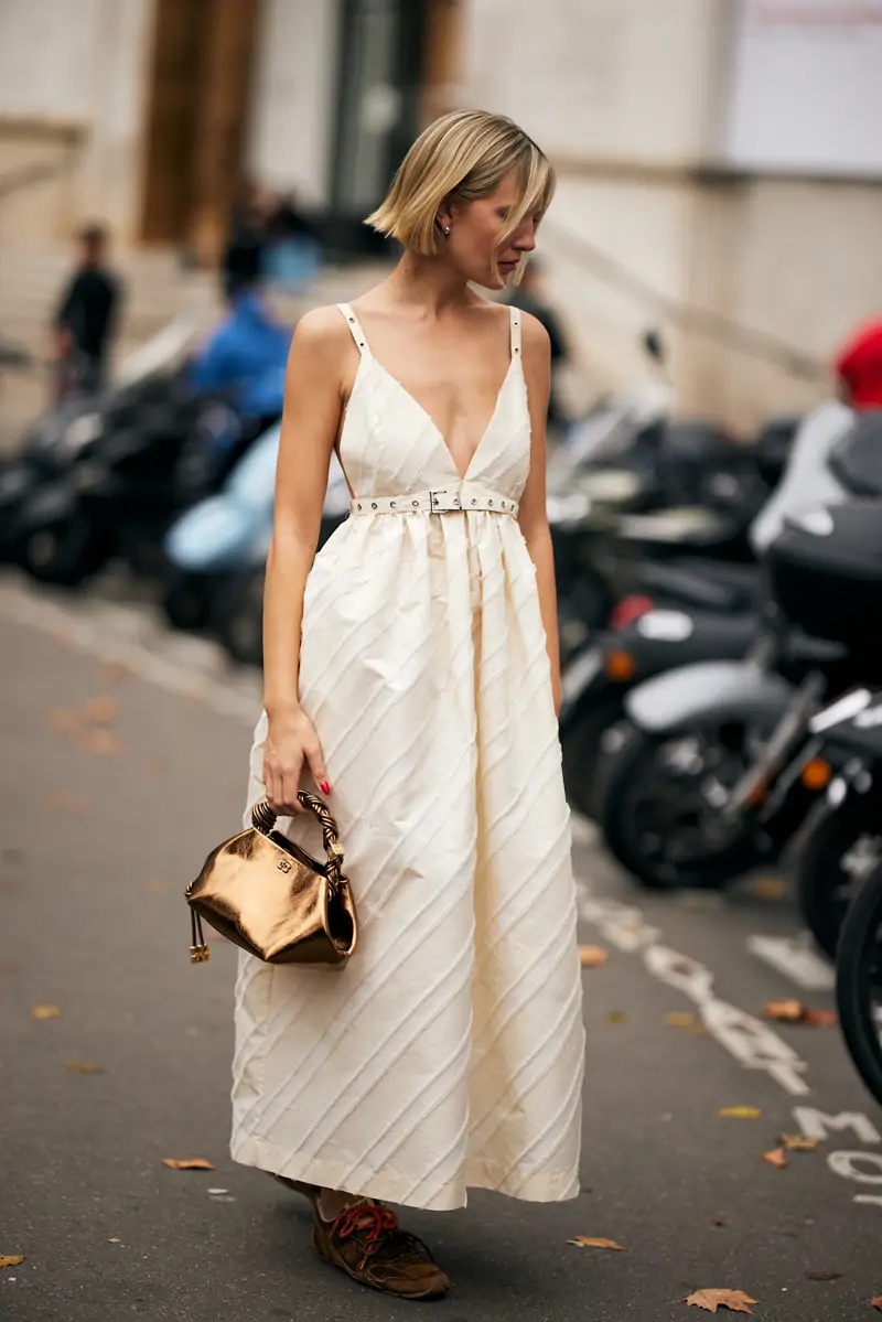 mujer con vestido blanco