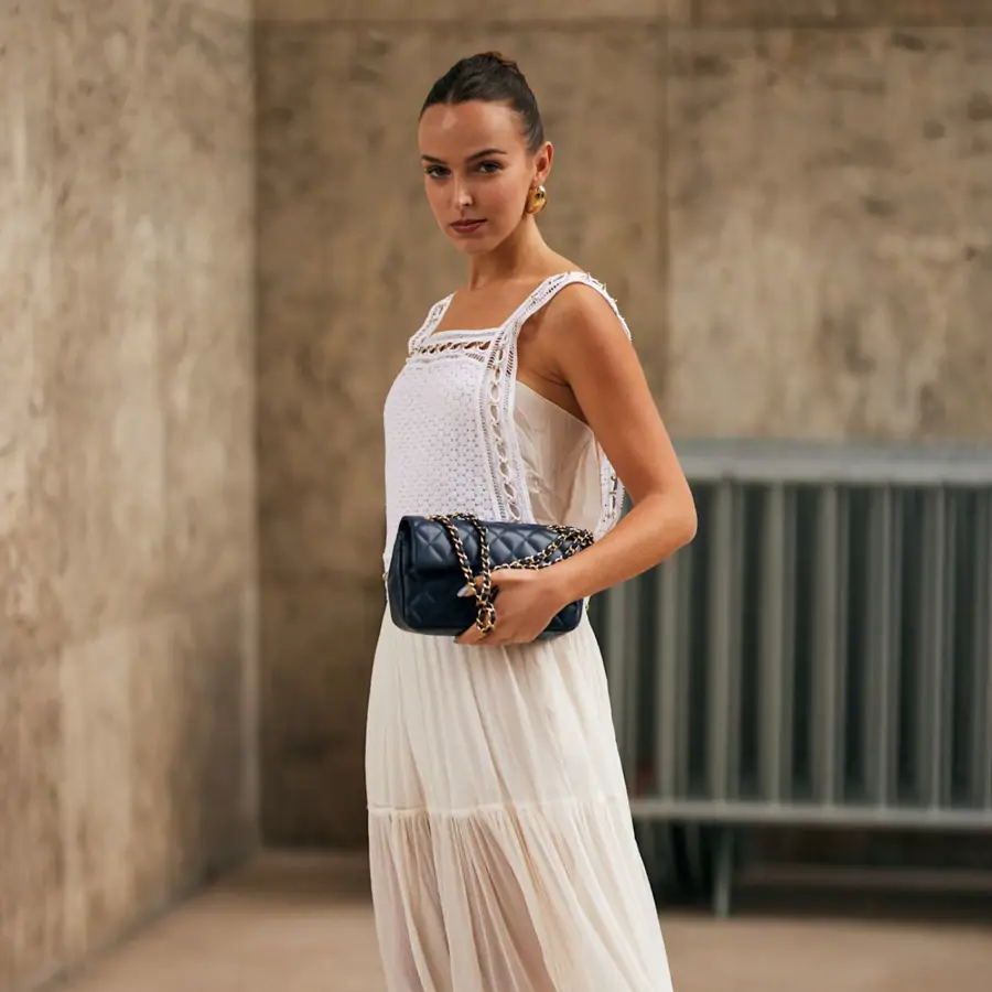 En verano, las pijas de Ibiza de 50 llevarán vestidos blancos: Zara tiene los modelos midi más elegantes para combinar con alpargatas todo el verano 