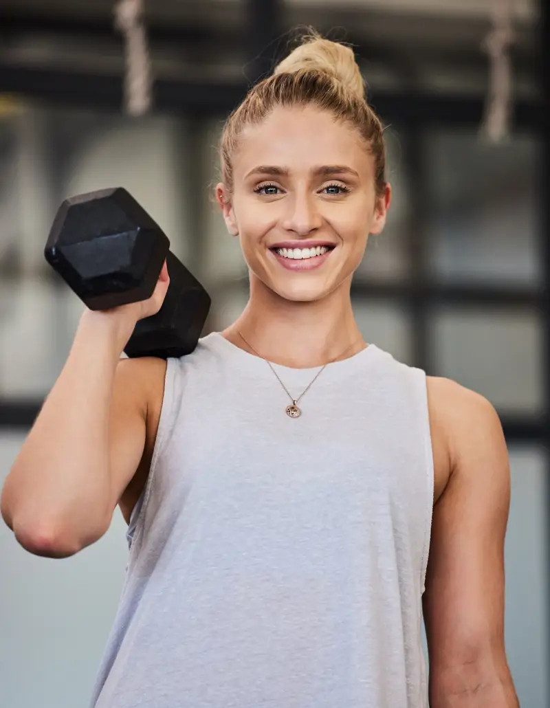 mujer pesas fuerza