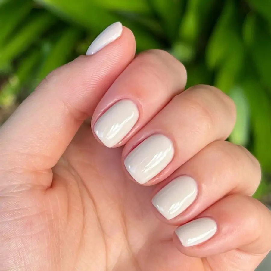 Despídete de los tonos flúor: las uñas de verano elegantes son las de colores neutros y naturales