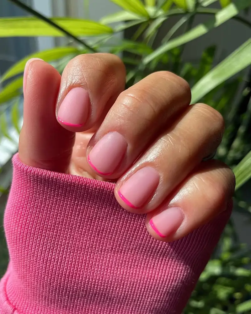 uñas francesas elegantes​ para boda Fucsias