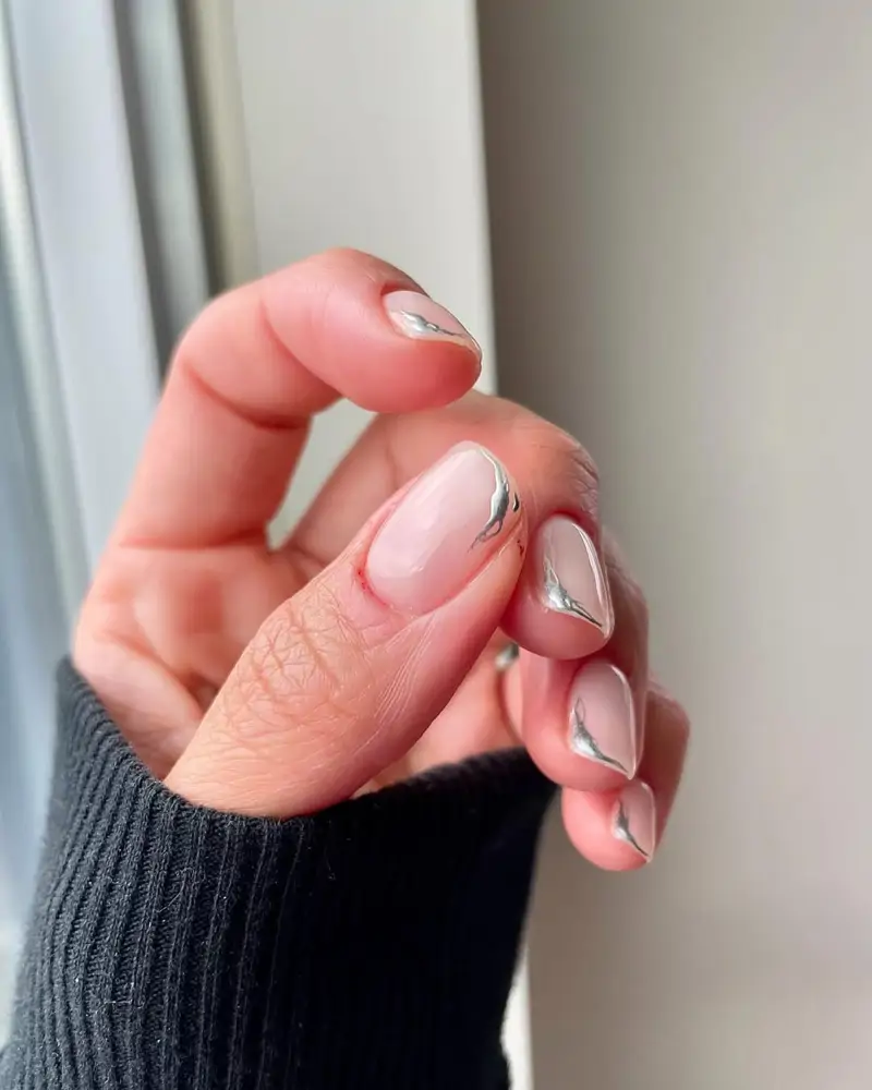 uñas francesas elegantes​ para boda Ladeadas cromadas