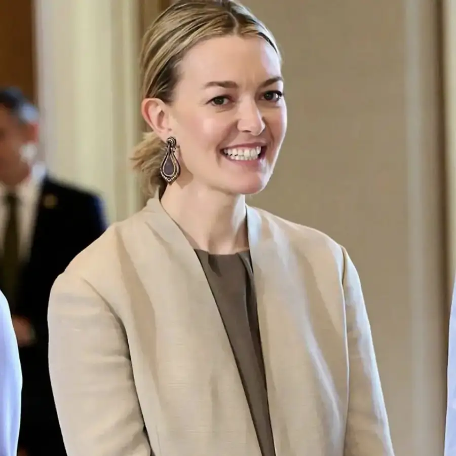 Marta Ortega estrena la parka de ante y del color tendencia de otoño 2025 que ya tiene su versión bomber en Zara