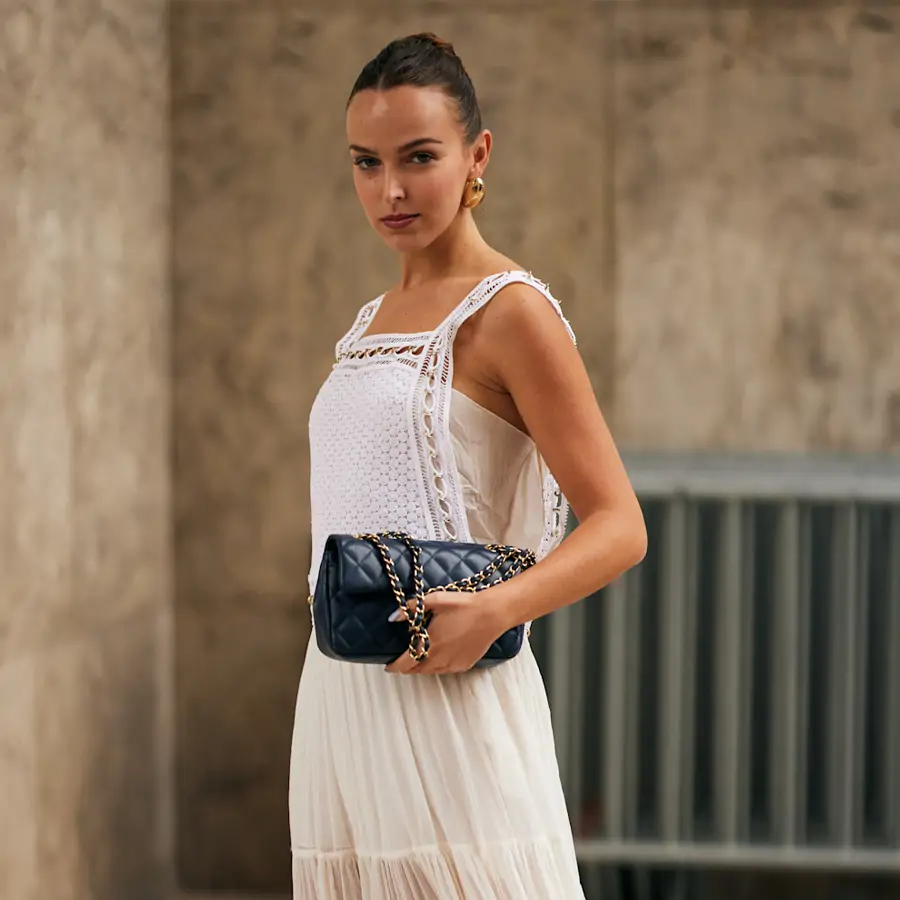 Guarda tus vestidos de color vitamina: este verano Zara confirma que los diseños más elegantes y efecto bronceador son en tonos neutros