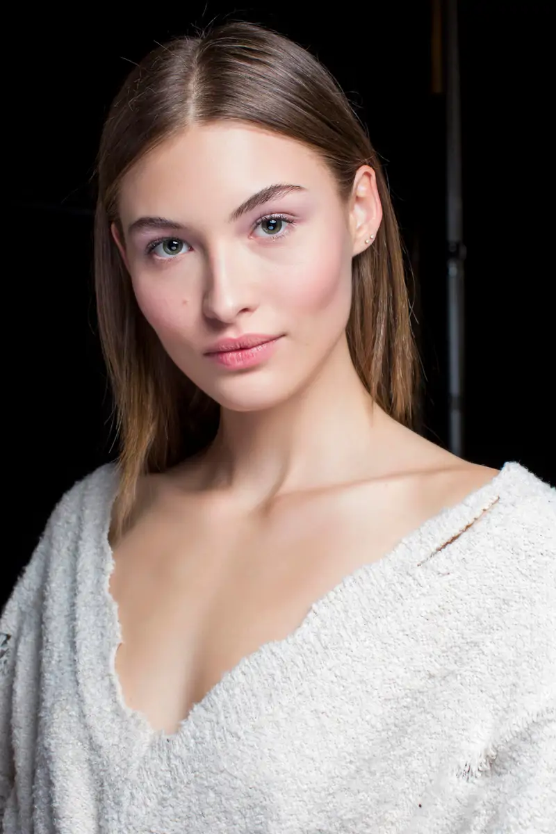 mujer con rostro limpio 