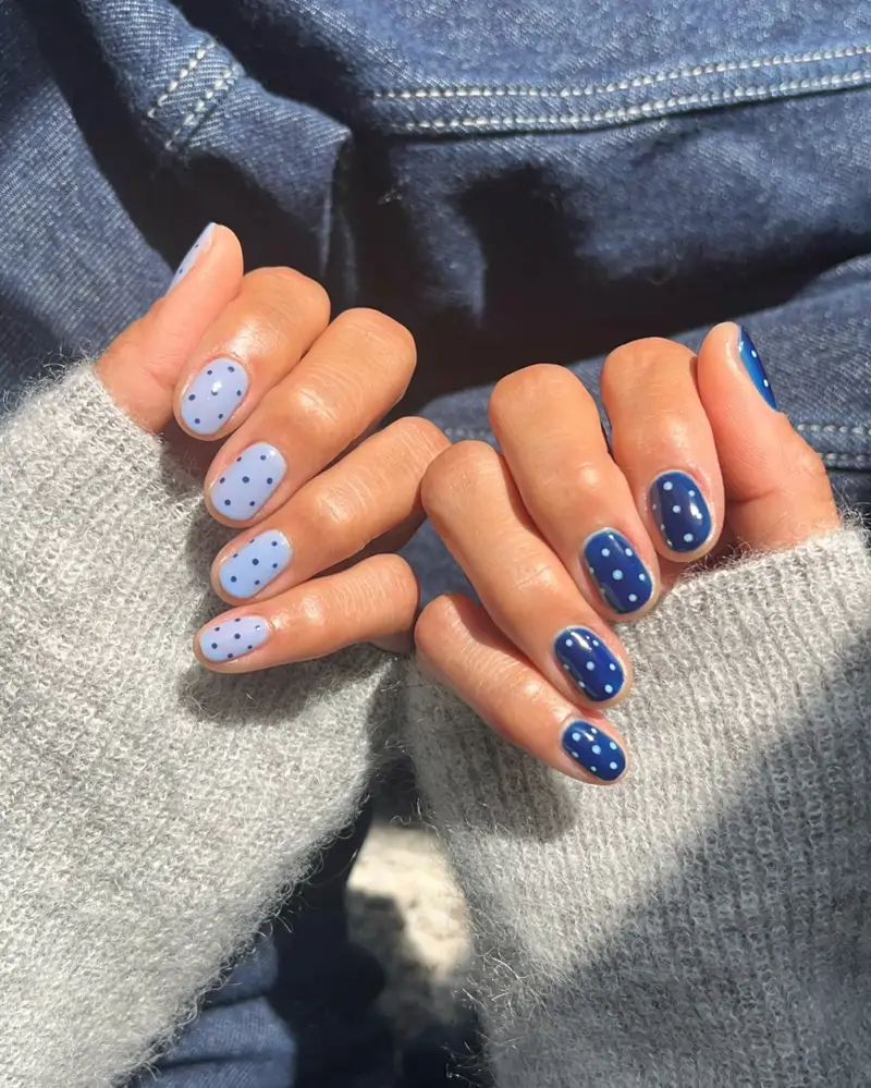 diseños de uñas con los colores de verano 2025 A lunares