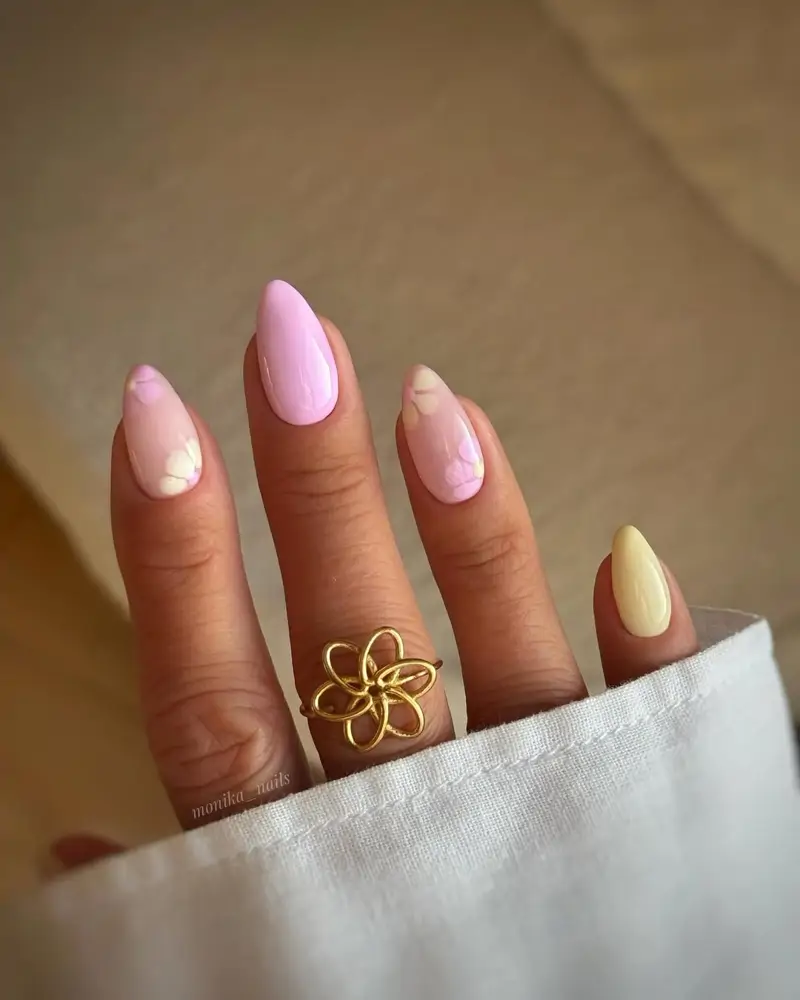 diseños de uñas con los colores de verano 2025 Amarillo y rosa