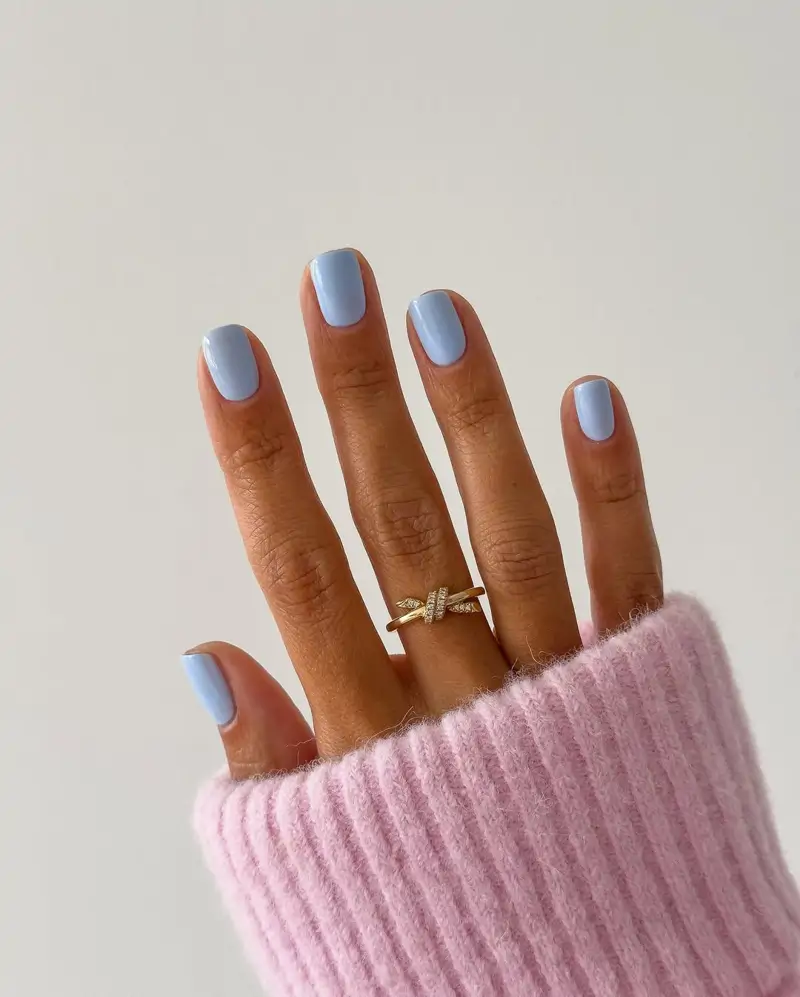 diseños de uñas con los colores de verano 2025 azul bebe