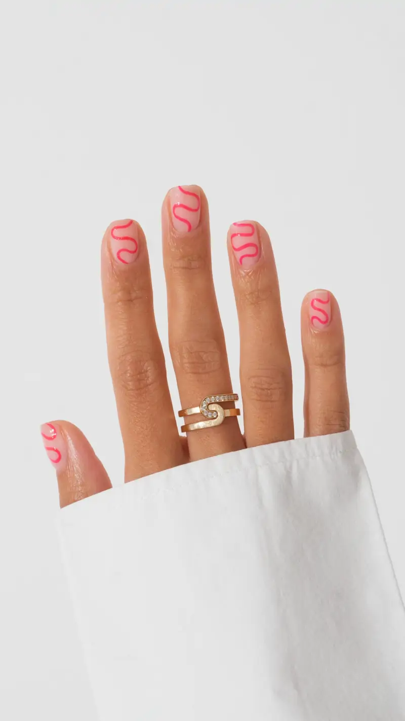diseños de uñas con los colores de verano 2025 Con ondas rosas