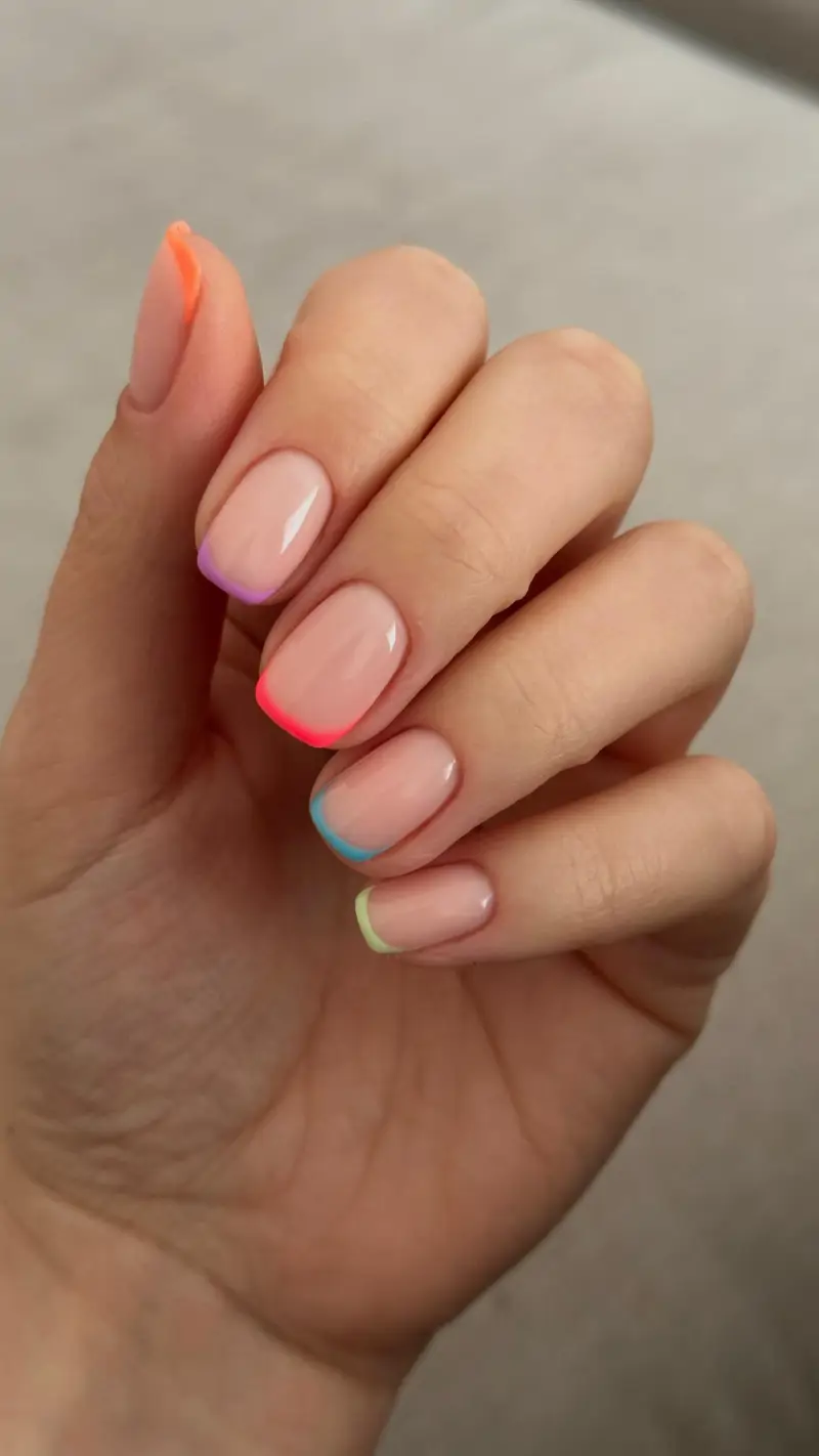diseños de uñas con los colores de verano 2025 Francesa de colores