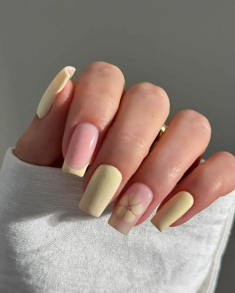 diseños de uñas con los colores de verano 2025 Francesas amarillo mantequilla