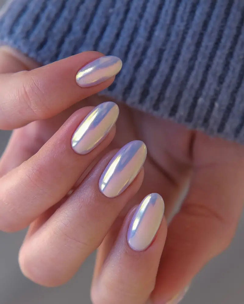 diseños de uñas con los colores de verano 2025 Lavanda cromadas