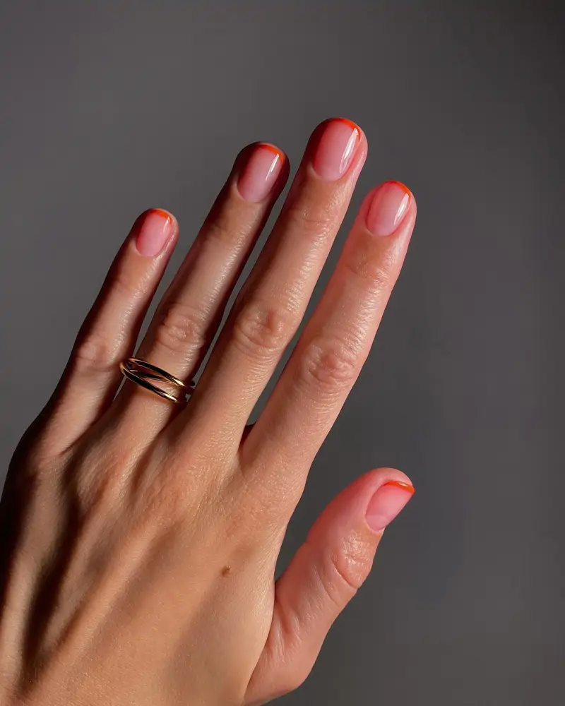 diseños de uñas con los colores de verano 2025 Micro french coral