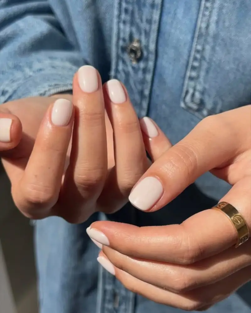 diseños de uñas con los colores de verano 2025 Milky