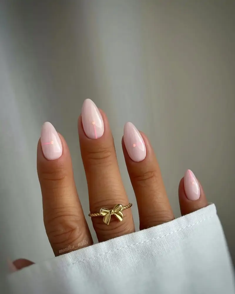 diseños de uñas con los colores de verano 2025 Minimalistas