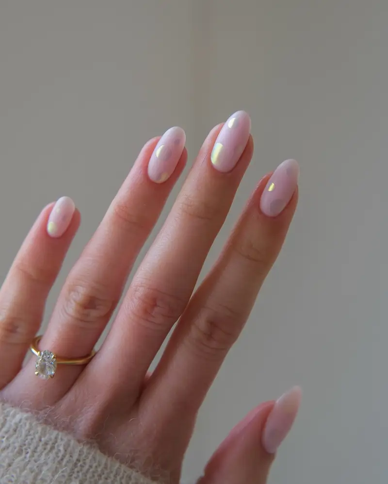 diseños de uñas con los colores de verano 2025 Natural con lunares metalizados