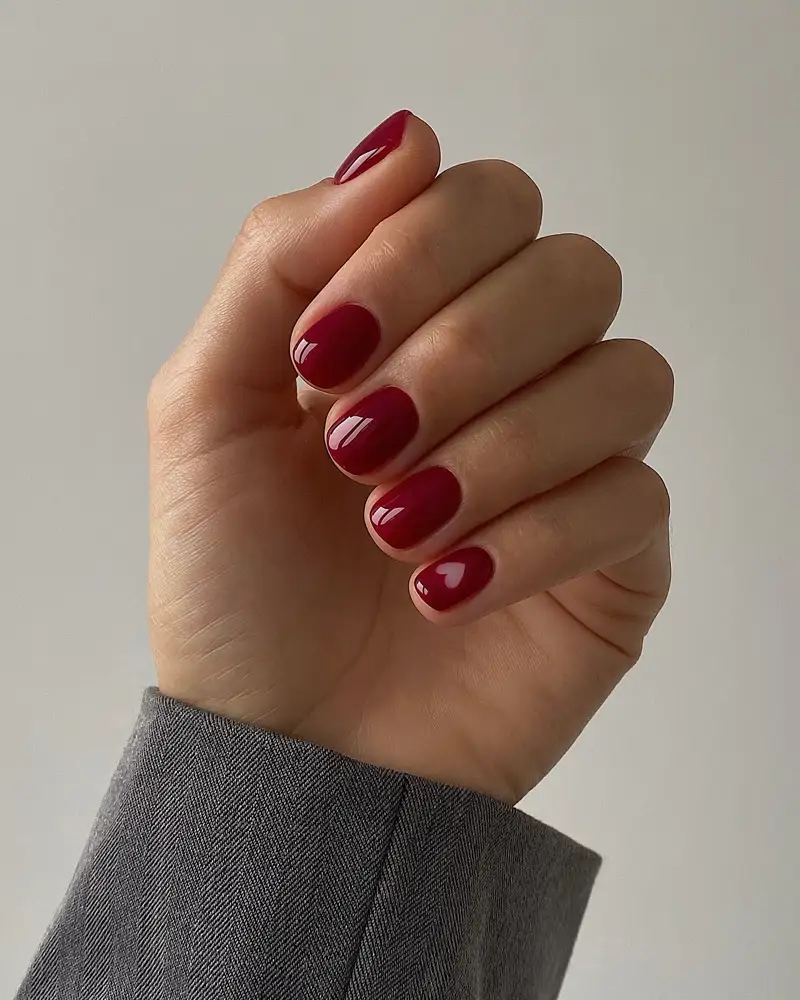 diseños de uñas con los colores de verano 2025 Rojo profundo